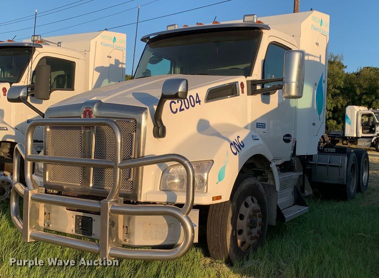 image for item EJ2875 2020 Kenworth  T880 semi truck