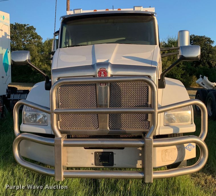 image for item EJ2875 2020 Kenworth  T880 semi truck