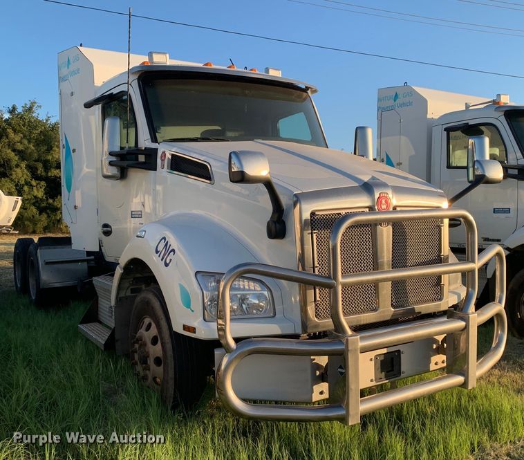 image for item EJ2875 2020 Kenworth  T880 semi truck