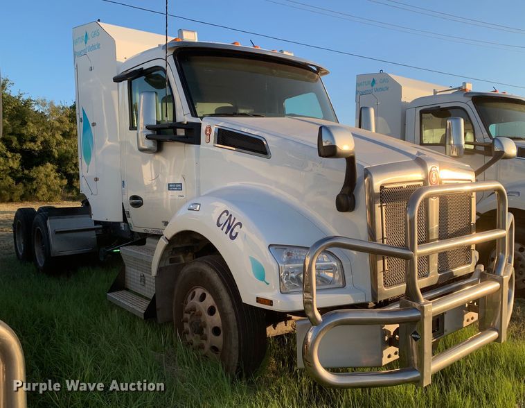 image for item EJ2875 2020 Kenworth  T880 semi truck