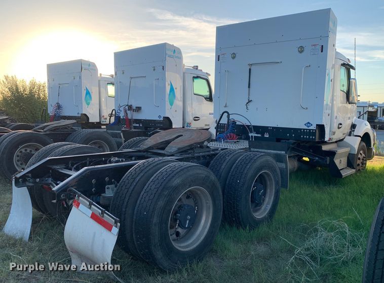 image for item EJ2875 2020 Kenworth  T880 semi truck