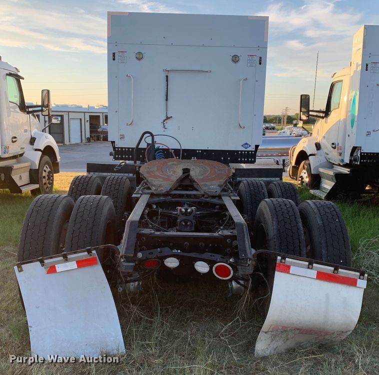 image for item EJ2875 2020 Kenworth  T880 semi truck