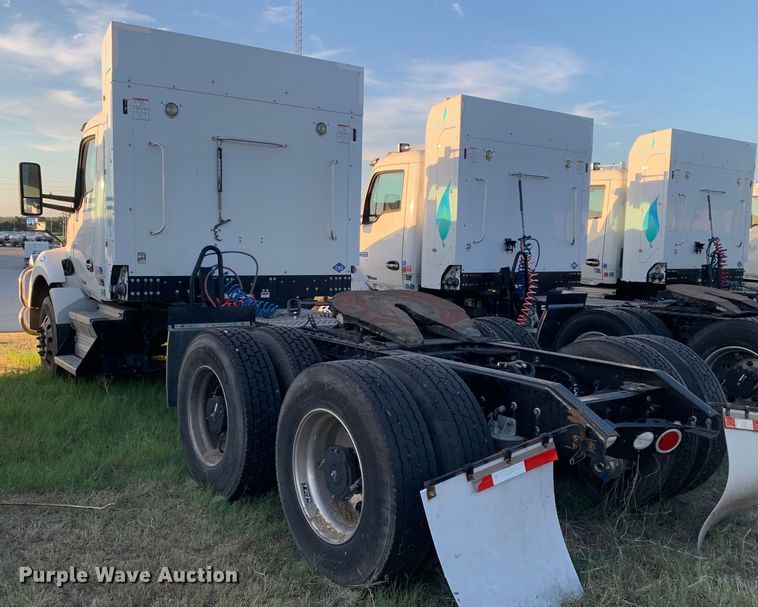 image for item EJ2875 2020 Kenworth  T880 semi truck