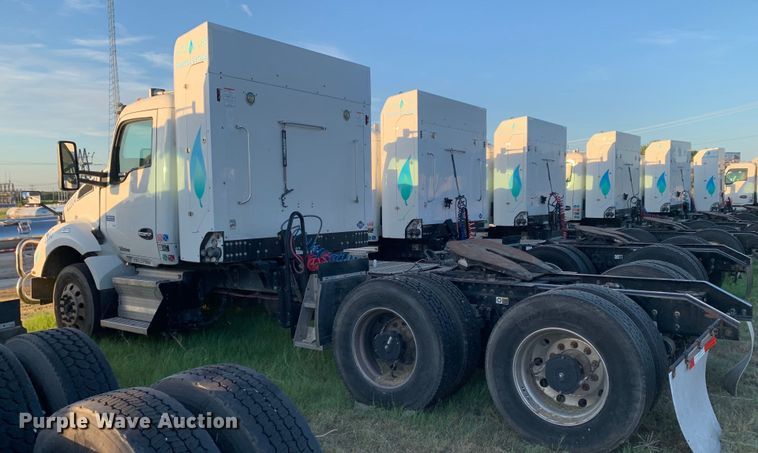 image for item EJ2875 2020 Kenworth  T880 semi truck