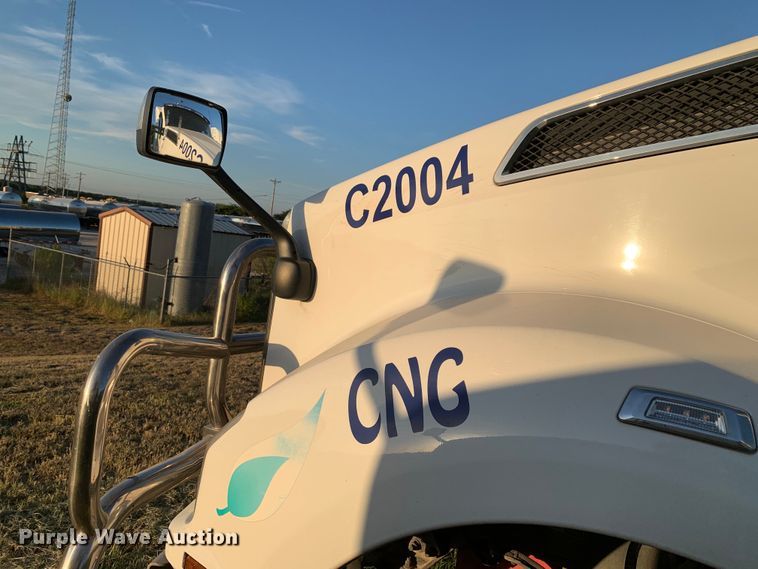 image for item EJ2875 2020 Kenworth  T880 semi truck