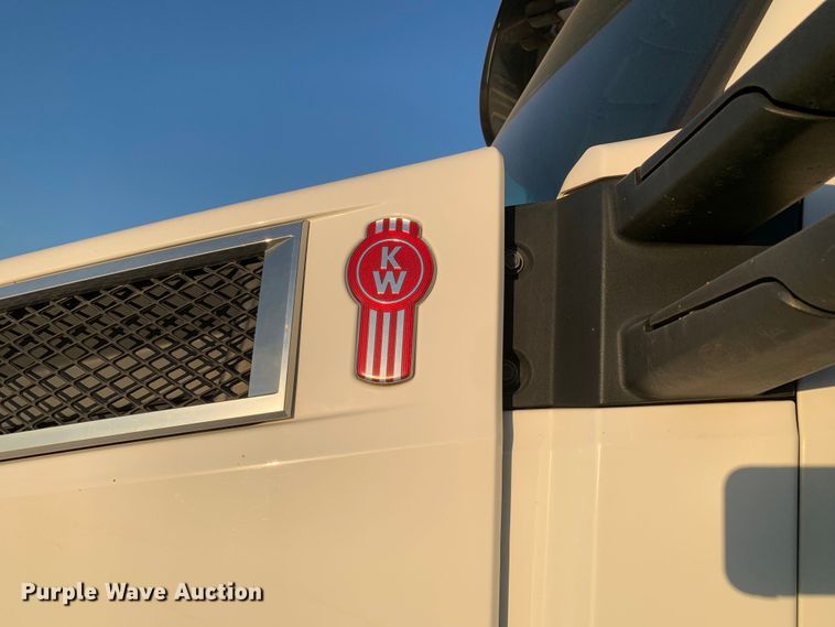 image for item EJ2875 2020 Kenworth  T880 semi truck