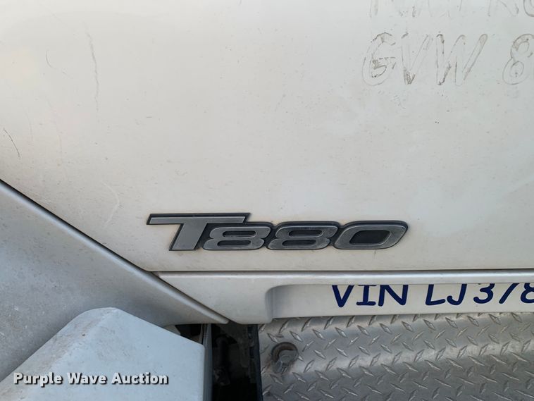 image for item EJ2875 2020 Kenworth  T880 semi truck