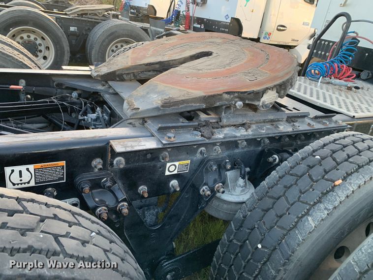 image for item EJ2875 2020 Kenworth  T880 semi truck