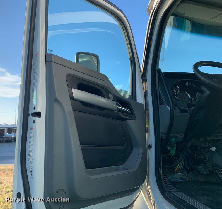 image for item EJ2875 2020 Kenworth  T880 semi truck