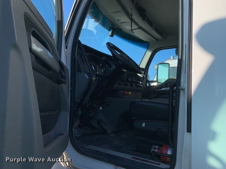 image for item EJ2875 2020 Kenworth  T880 semi truck