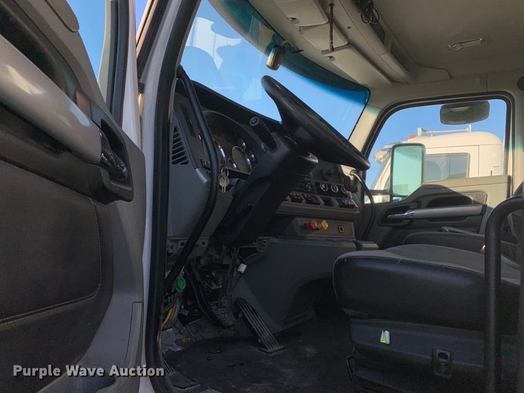 image for item EJ2875 2020 Kenworth  T880 semi truck