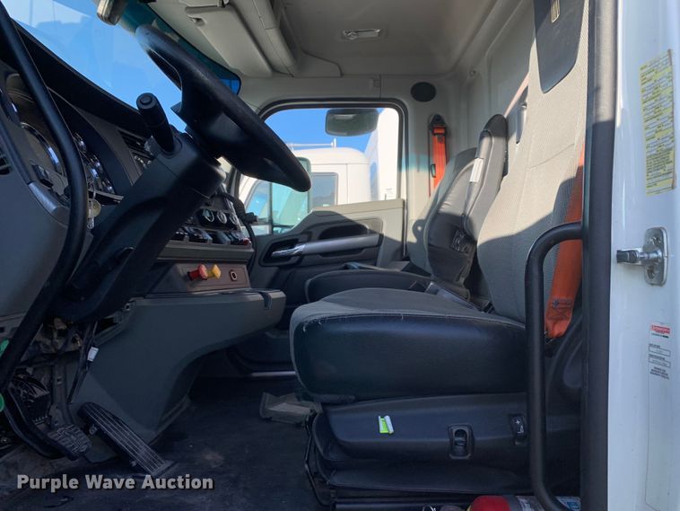 image for item EJ2875 2020 Kenworth  T880 semi truck