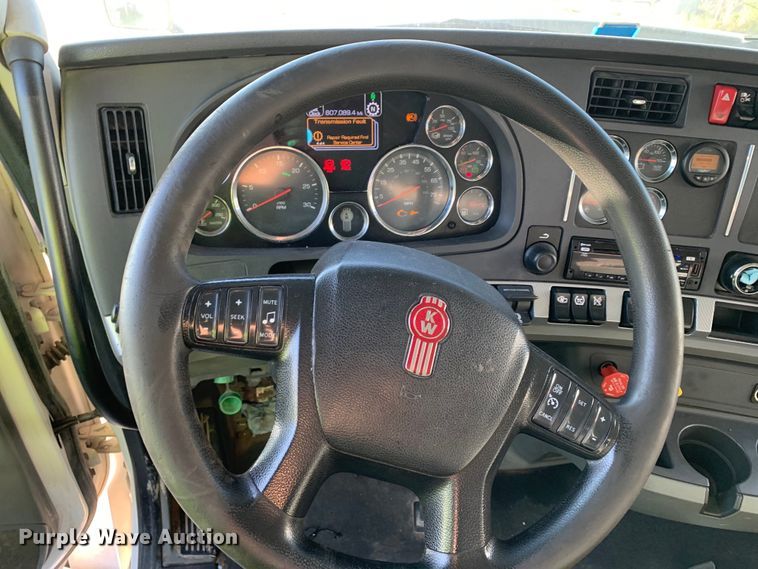 image for item EJ2875 2020 Kenworth  T880 semi truck