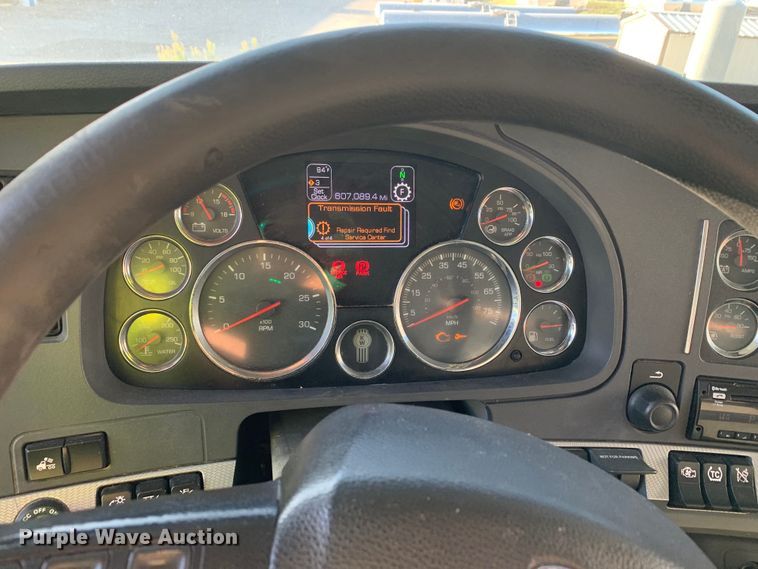 image for item EJ2875 2020 Kenworth  T880 semi truck