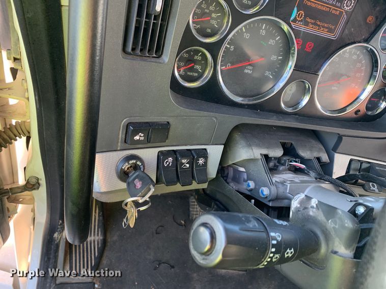 image for item EJ2875 2020 Kenworth  T880 semi truck