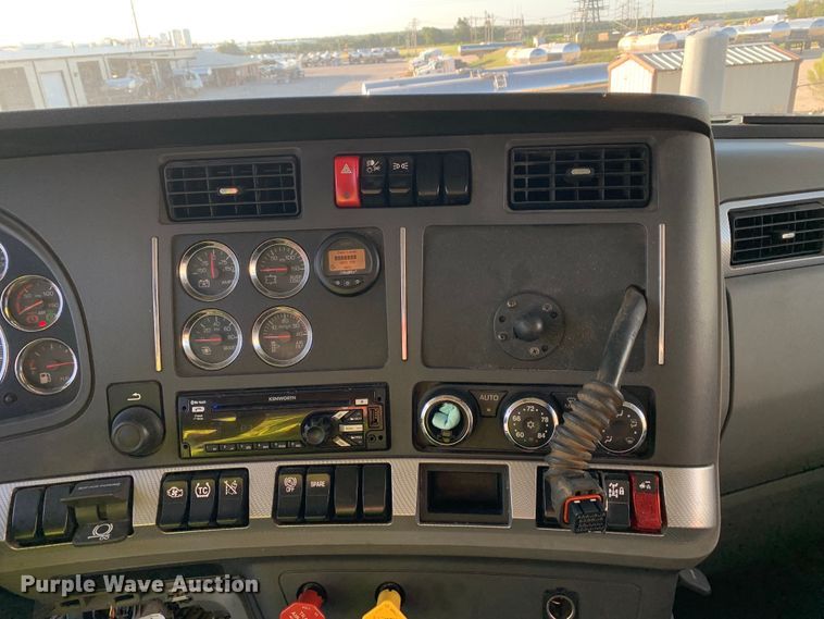 image for item EJ2875 2020 Kenworth  T880 semi truck