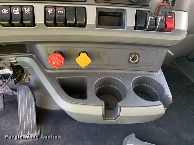 image for item EJ2875 2020 Kenworth  T880 semi truck