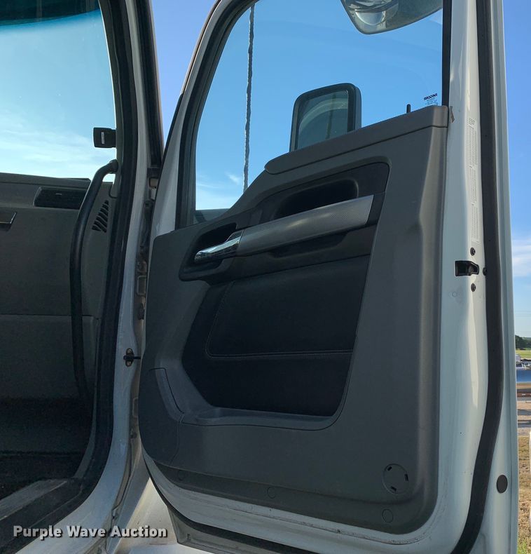 image for item EJ2875 2020 Kenworth  T880 semi truck