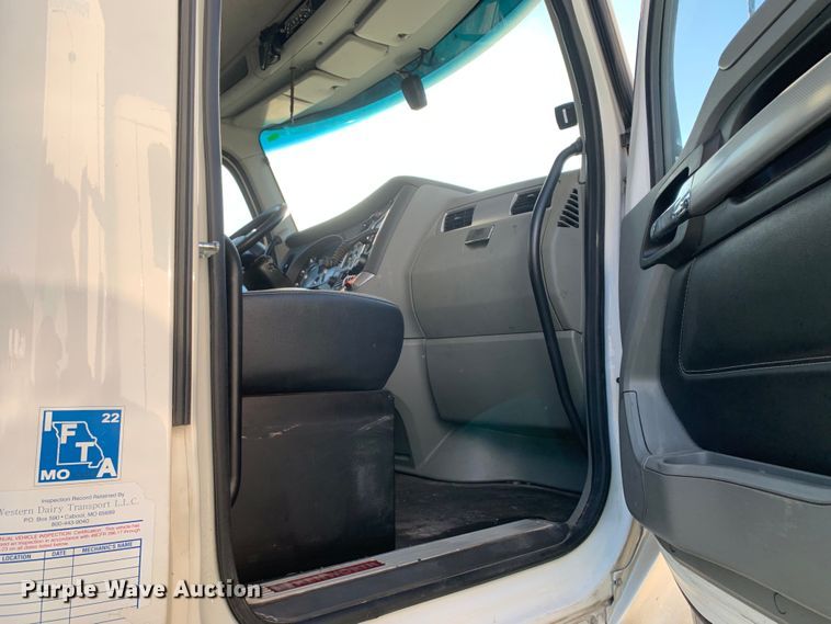 image for item EJ2875 2020 Kenworth  T880 semi truck