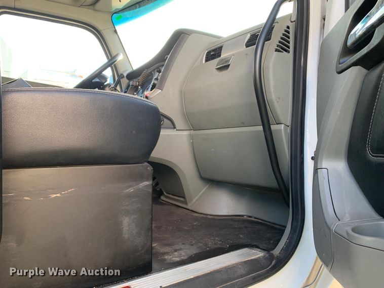 image for item EJ2875 2020 Kenworth  T880 semi truck