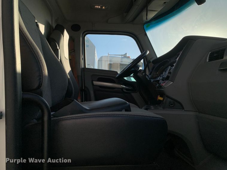 image for item EJ2875 2020 Kenworth  T880 semi truck