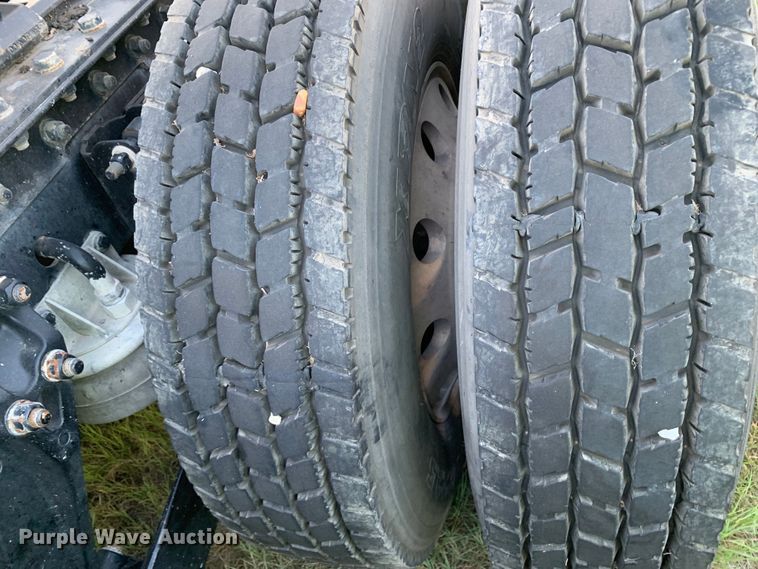 image for item EJ2875 2020 Kenworth  T880 semi truck