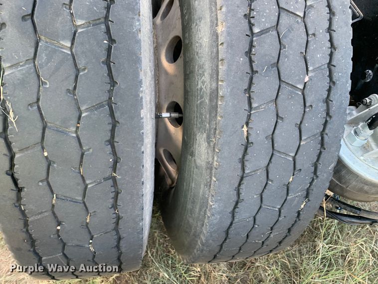 image for item EJ2875 2020 Kenworth  T880 semi truck