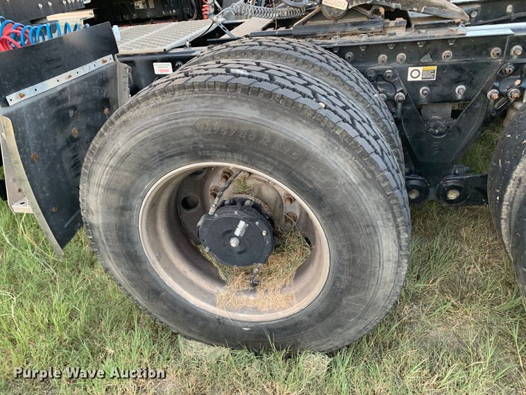 image for item EJ2875 2020 Kenworth  T880 semi truck