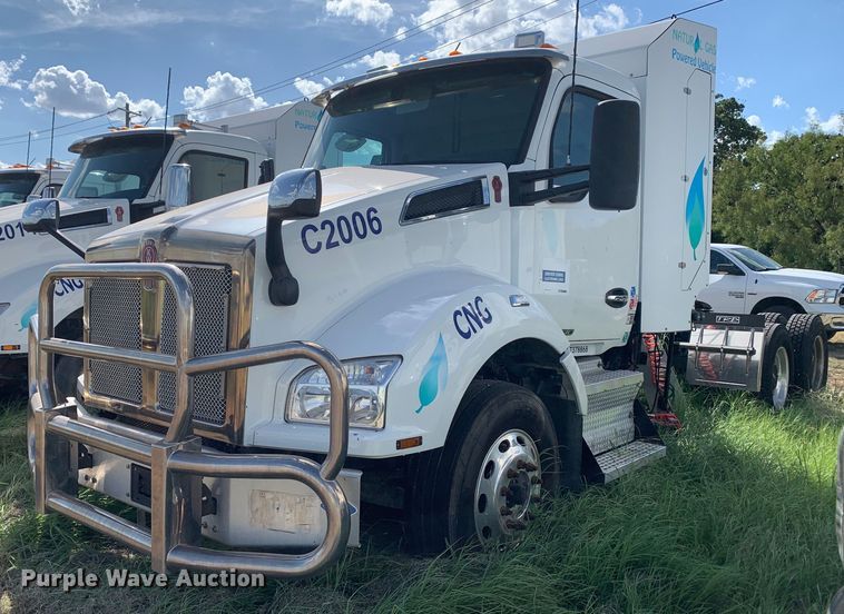 image for item EJ2876 2020 Kenworth  T880 semi truck