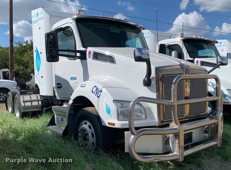 image for item EJ2876 2020 Kenworth  T880 semi truck