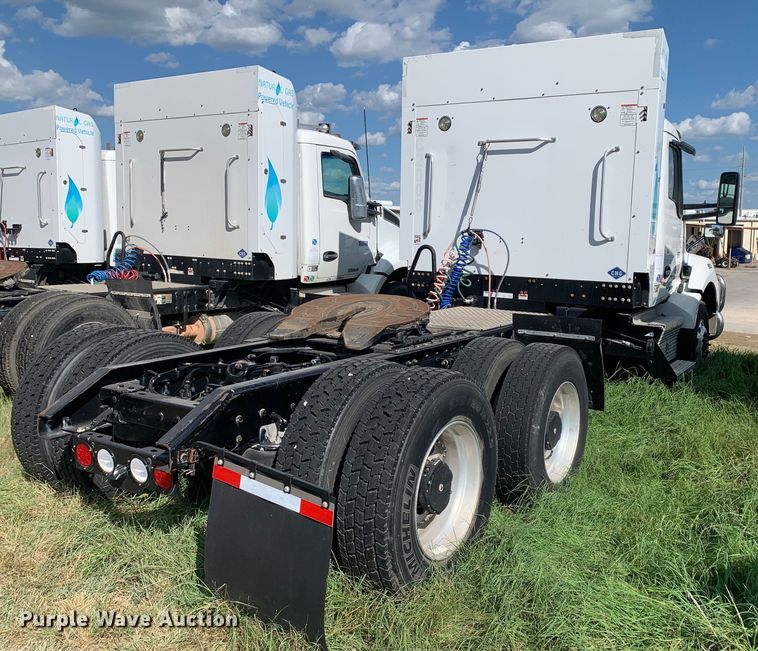 image for item EJ2876 2020 Kenworth  T880 semi truck