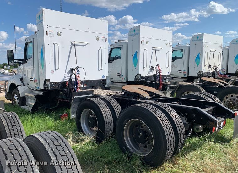 image for item EJ2876 2020 Kenworth  T880 semi truck