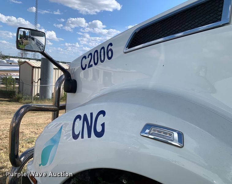 image for item EJ2876 2020 Kenworth  T880 semi truck