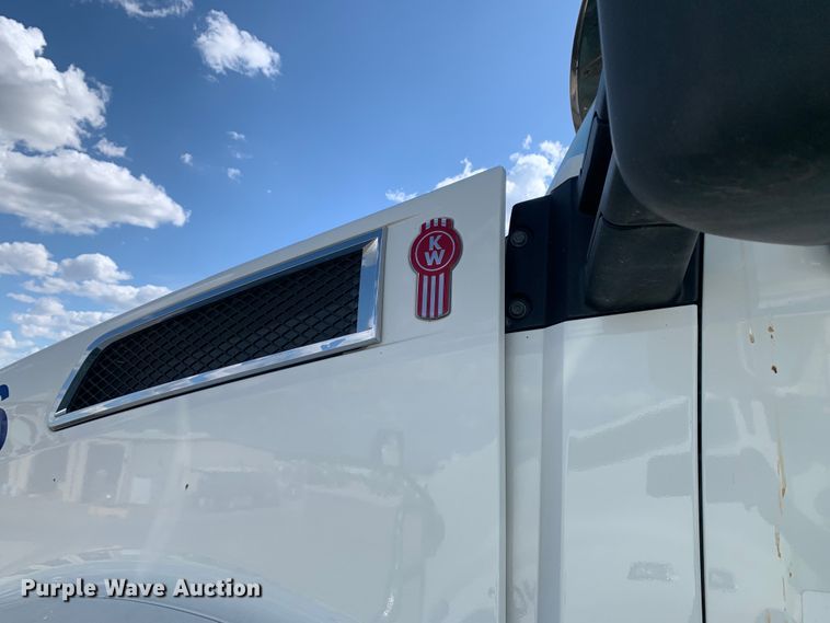 image for item EJ2876 2020 Kenworth  T880 semi truck