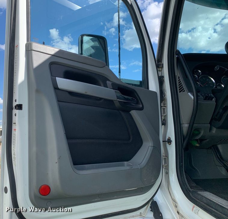 image for item EJ2876 2020 Kenworth  T880 semi truck