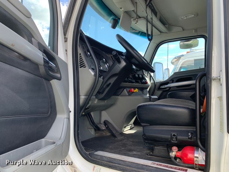 image for item EJ2876 2020 Kenworth  T880 semi truck