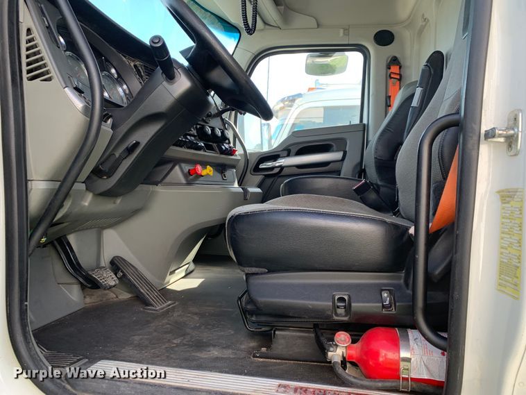 image for item EJ2876 2020 Kenworth  T880 semi truck