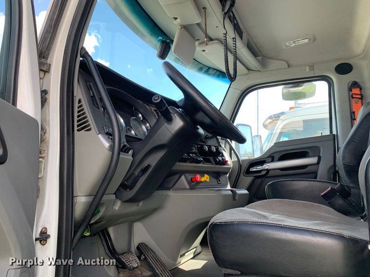 image for item EJ2876 2020 Kenworth  T880 semi truck