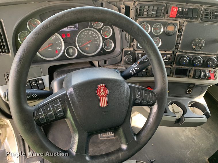 image for item EJ2876 2020 Kenworth  T880 semi truck