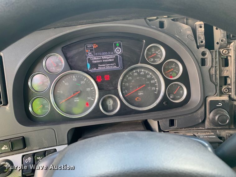 image for item EJ2876 2020 Kenworth  T880 semi truck