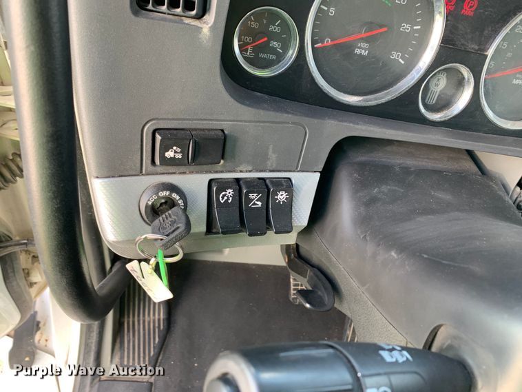 image for item EJ2876 2020 Kenworth  T880 semi truck