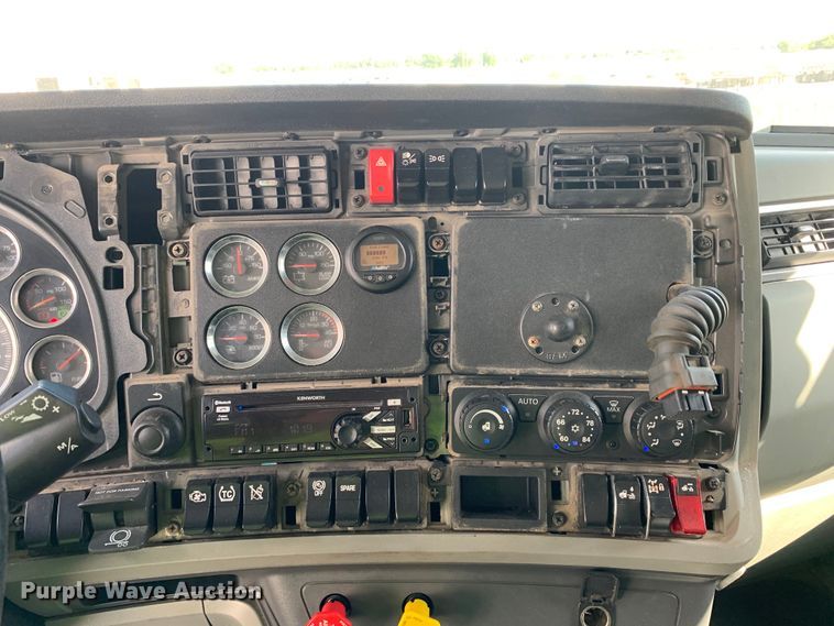 image for item EJ2876 2020 Kenworth  T880 semi truck