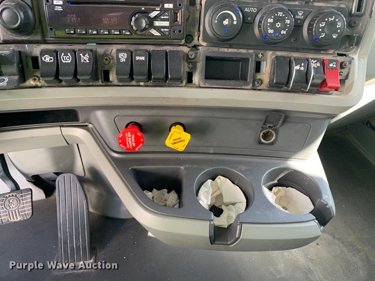 image for item EJ2876 2020 Kenworth  T880 semi truck