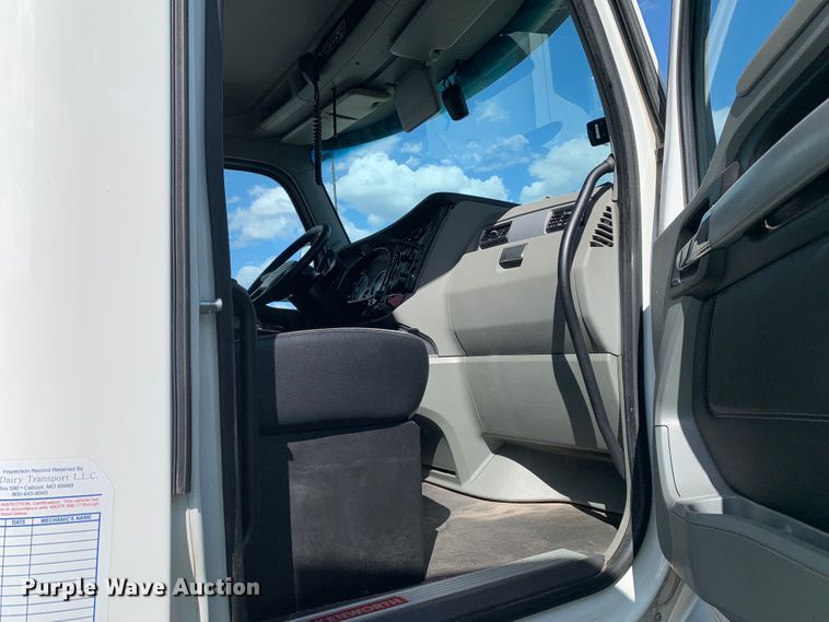 image for item EJ2876 2020 Kenworth  T880 semi truck