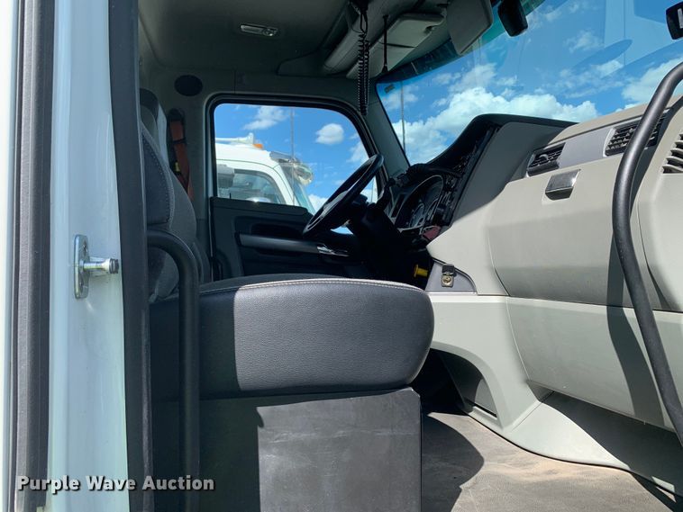 image for item EJ2876 2020 Kenworth  T880 semi truck