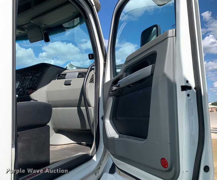 image for item EJ2876 2020 Kenworth  T880 semi truck