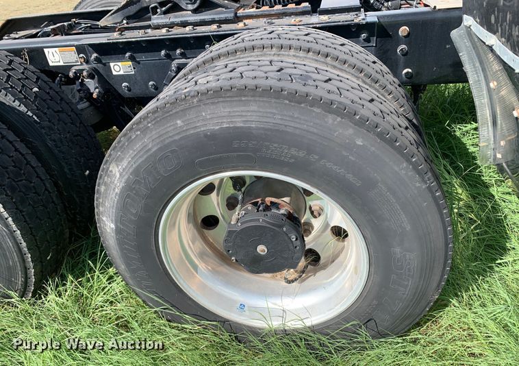 image for item EJ2876 2020 Kenworth  T880 semi truck