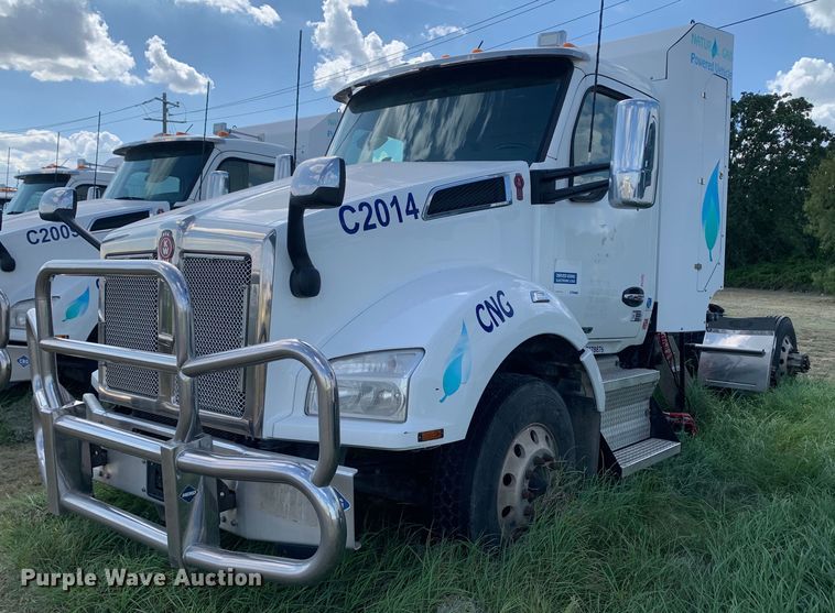 image for item EJ2877 2020 Kenworth  T880 semi truck