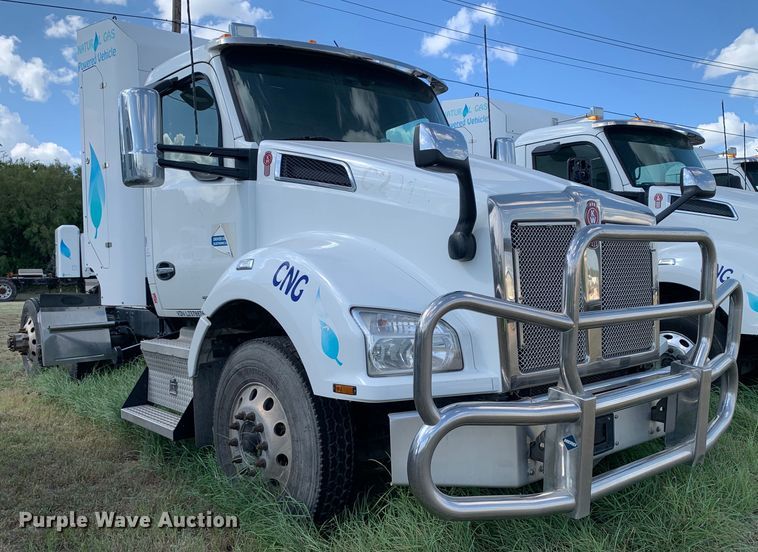 image for item EJ2877 2020 Kenworth  T880 semi truck