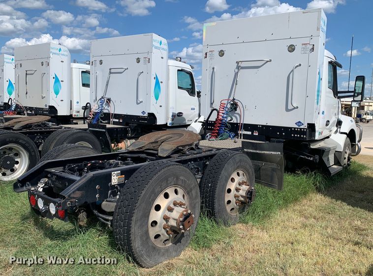 image for item EJ2877 2020 Kenworth  T880 semi truck